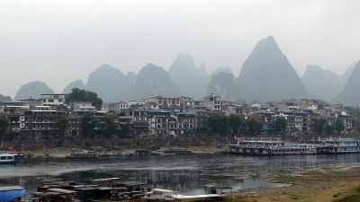 阳朔县在中国广西桂林加岩溶形成，建筑外观和漓江景观
