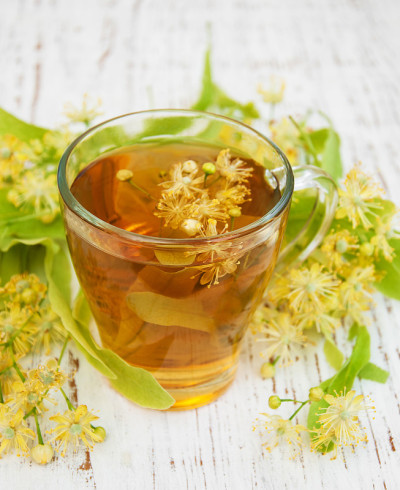一杯有菩提花的花草茶