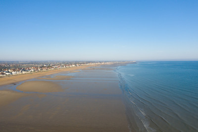 在欧洲，在法国，在诺曼底，朝着Ouistreham，在Arromanches，在春天，在一个阳光明媚