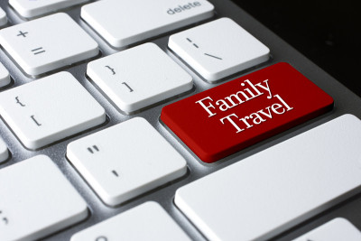 旅游理念:白色键盘上的家庭旅游