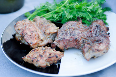 烤猪肉或烤猪肉，猪肉排和牛排
