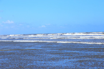 海滩上的波浪
