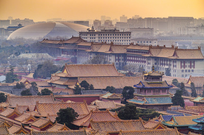 鸟瞰日落背景中的紫禁城古代宫殿，北京，中国