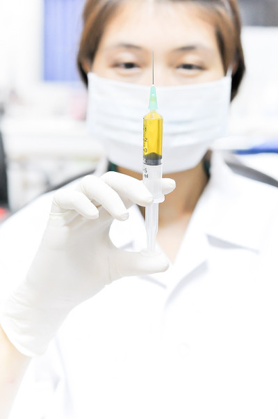 医生使用注射器