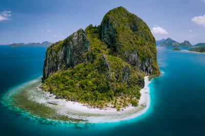 El Nido，巴拉望，菲律宾。无人机拍摄的令人印象深刻的皮纳布尤坦岛。令人惊叹的白色沙滩伊比尔海滩