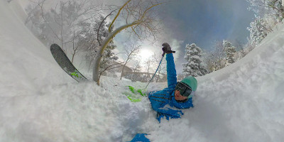 自拍:一名滑雪者在树下滑雪时摔倒在厚厚的粉状雪中，这是一张有趣的照片。
