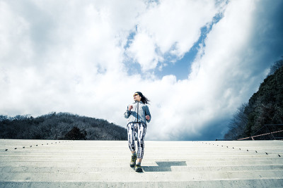健身女人和天空