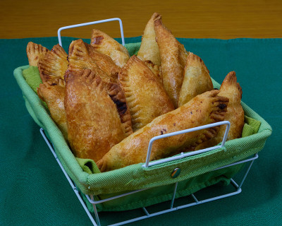 美味的混合西班牙肉馅卷饼或西班牙小馅饼