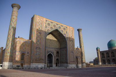 乌兹别克斯坦撒马尔罕Registan广场上的Ulugbek Madrasah