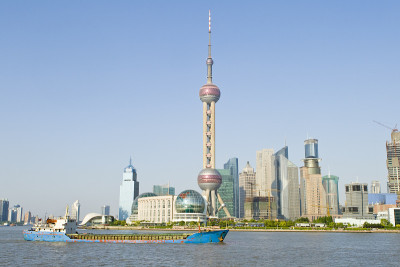 东方明珠电视塔与黄浦江前景上海浦东