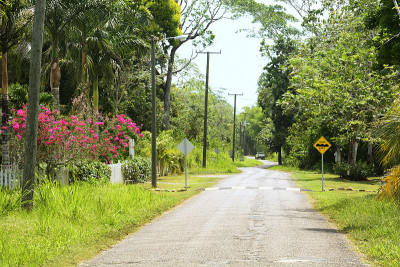 有减速带的乡村道路