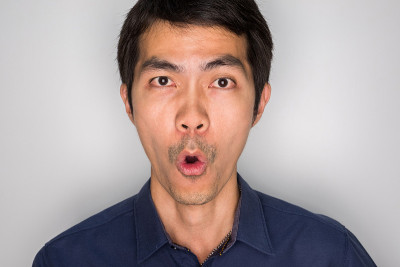 一个男人正在惊奇地看着一些东西
