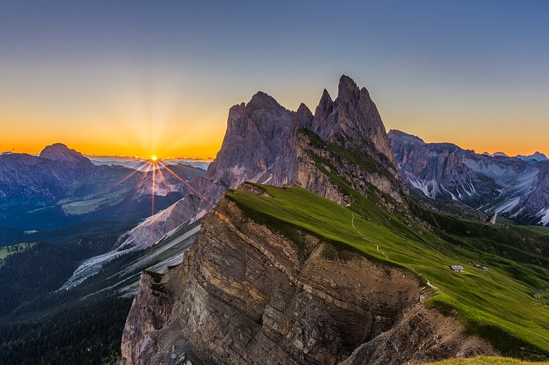 意大利Dolomites的美丽日出和奥德尔山景观