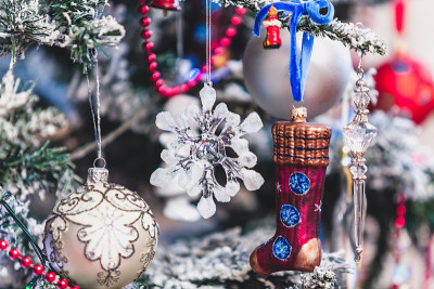 玻璃雪花压在圣诞树上