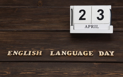 4月23日，日历上的日期。英语的一天。手工木方与日期，月和日。木头背景上的木头字母。英语字母表。