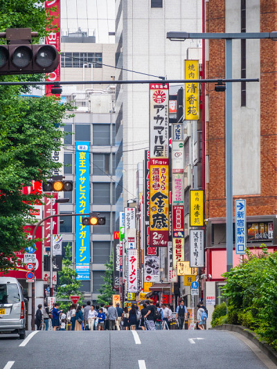 6月17日，日本东京新宿街景