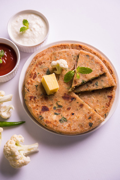 戈壁paratha或菜花paratha