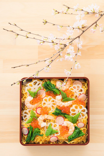 日本料理，五颜六色的Chirashi寿司