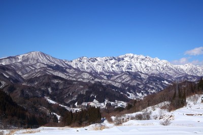 白雪覆盖的田野和togakushi山