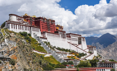 中国西藏拉萨布达拉宫的历史建筑群，它现在是一个博物馆和世界遗产。