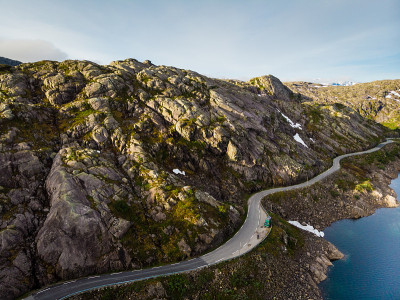鸟瞰图。挪威山区的道路和湖泊