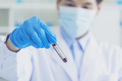 科学家covid-19病毒抗体研究实验室研究实验生物技术培养病毒疫苗。科学家看显微镜实验实验室科学试