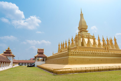 美丽的建筑在Pha That Luang庙在万象，老挝
