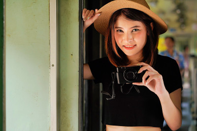 亚洲年轻女孩拍照，快乐的旅行者乘火车。