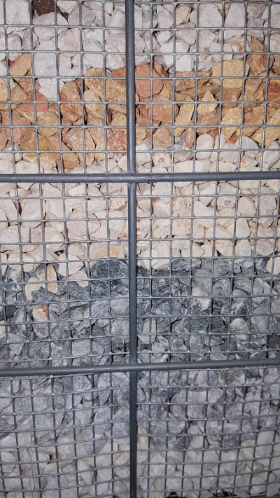 不同石材的金属笼用于户外装饰