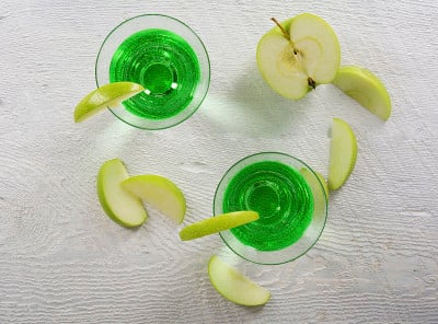 绿色苹果马提尼鸡尾酒在俯视视图