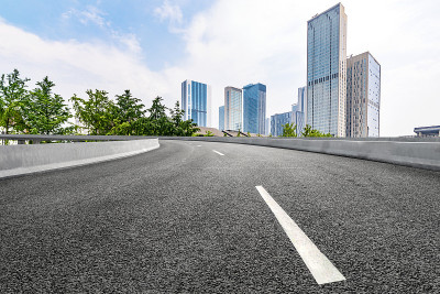 空旷的公路与城市景观和天际线的成都，中国。