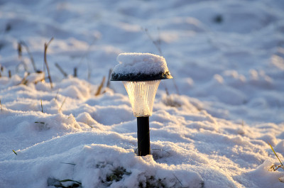 冬天下雪的太阳能花园灯