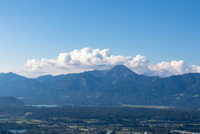 奥斯瓦尔迪堡-奥地利阿尔卑斯山麓山谷的全景。后面的山非常陡峭