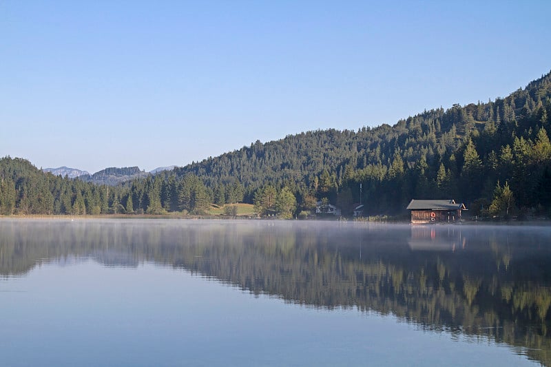 Ferchensee湖上的清晨