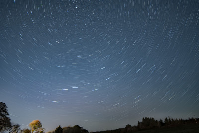 满天繁星的夜晚。循环。长博览会。围绕北极星的一圈星星