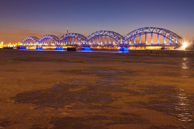夜间铁路桥