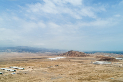 秘鲁利马养鸡场的航拍图片。Desertic土地。