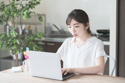 亚洲女性用笔记本电脑做远程工作