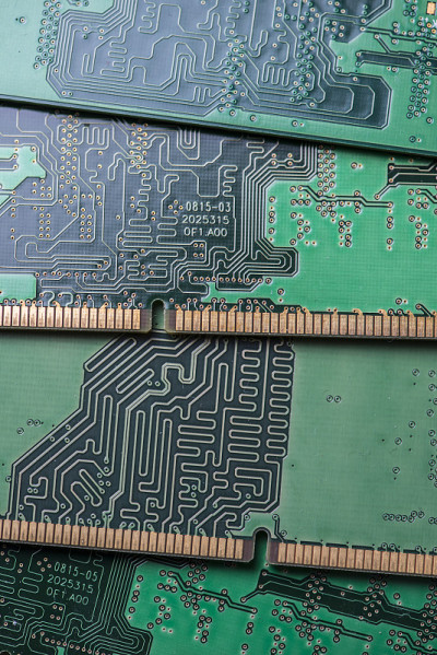 近距离观察大量的PC内存模块