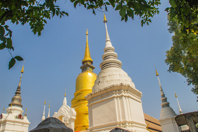 美丽的金色和白色宝塔斯里兰卡风格在Wat Suan Dok(花园寺庙)与蓝天背景。Wat Suan 