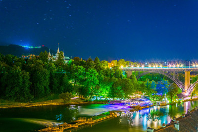 瑞士伯尔尼的历史博物馆和Kirchenfledbrücke河上的桥夜景