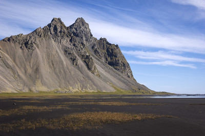 观赏著名的Vestrahorn和Stokksnes。斯托克尼斯是冰岛东南部海岸的一个岬角，靠近霍芬和