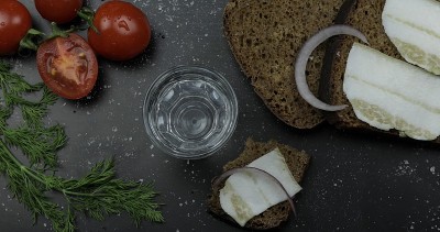 用小酒杯喝伏特加。表面与零食。视图从上