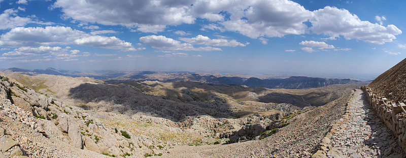 卡塔(土耳其):通往著名的内姆鲁特山(Nemrut Dagi)顶峰的小径。公元前62年，国王安条奥库