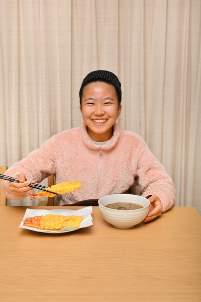 日本女孩吃日本传统面条