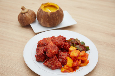俯视图，糖醋排骨菜肴摆在桌上