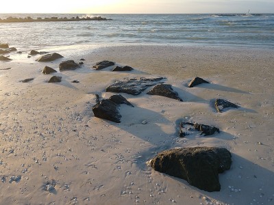 海浪上的岩石