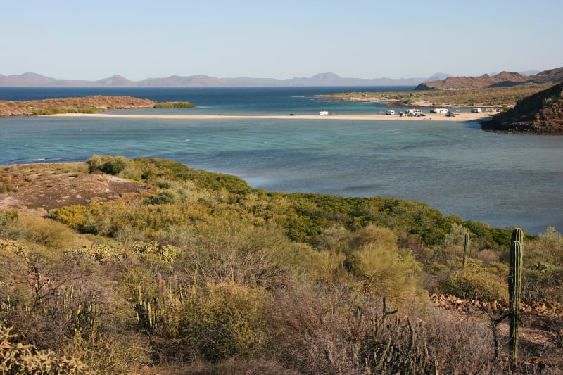 在Playa El Requeson，南下加利福尼亚，墨西哥的偏远露营