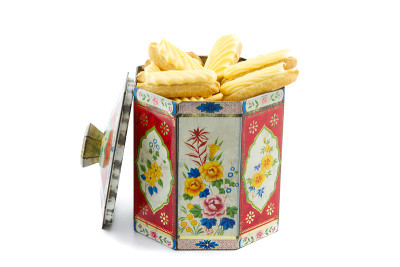 锡饼干罐装满饼干