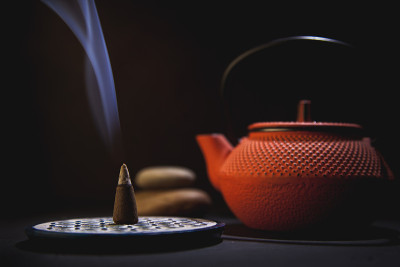 香筒与日本铁制茶壶